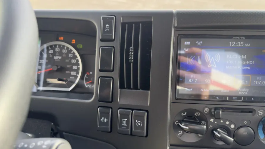 2024 Isuzu NRR | Photo 13 of 17