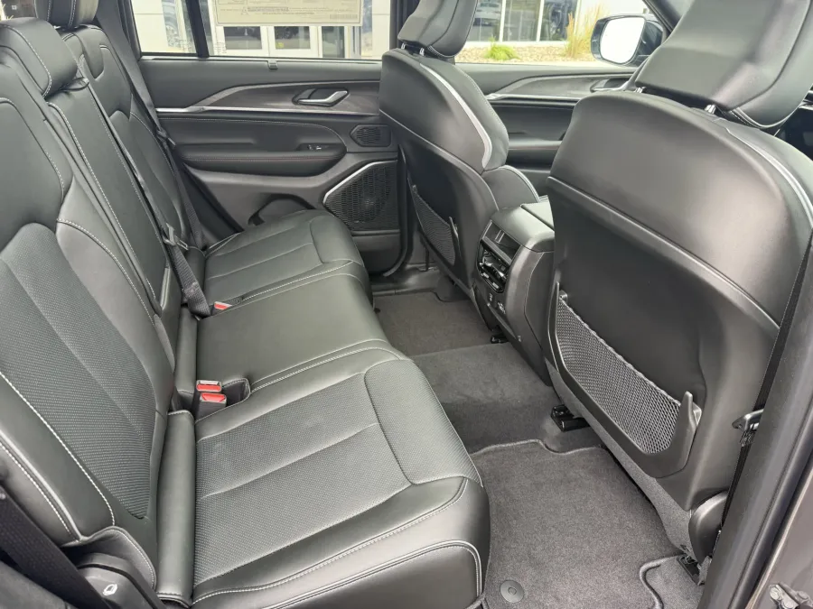 2025 Jeep Grand Cherokee Overland | Photo 8 of 19