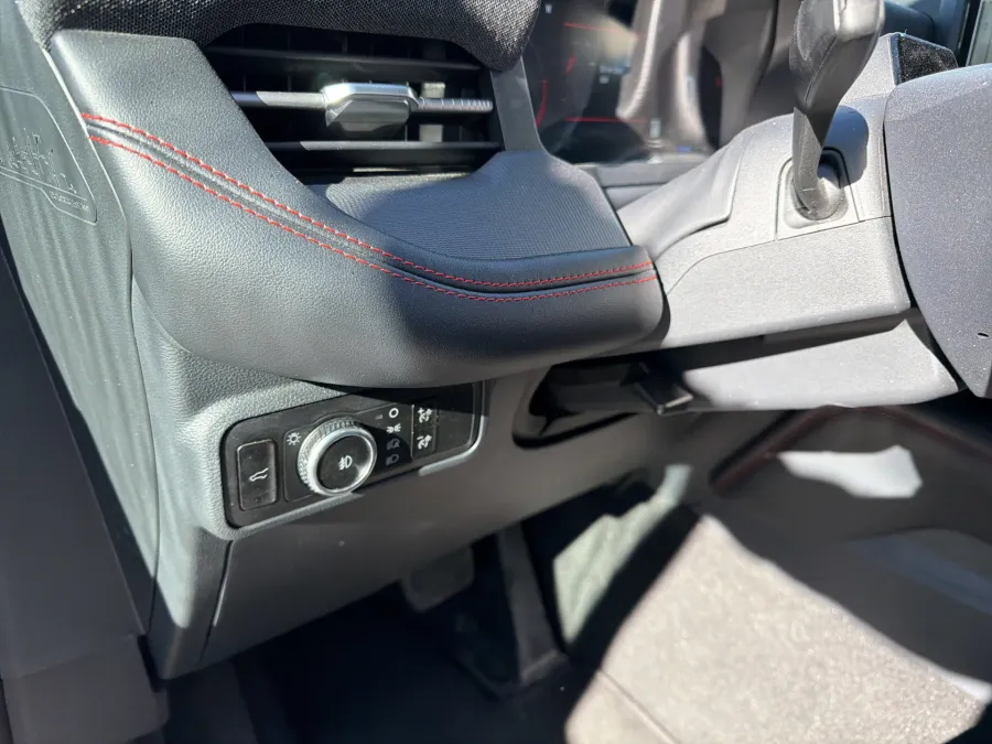 2025 Ford Explorer ST-Line | Photo 15 of 23