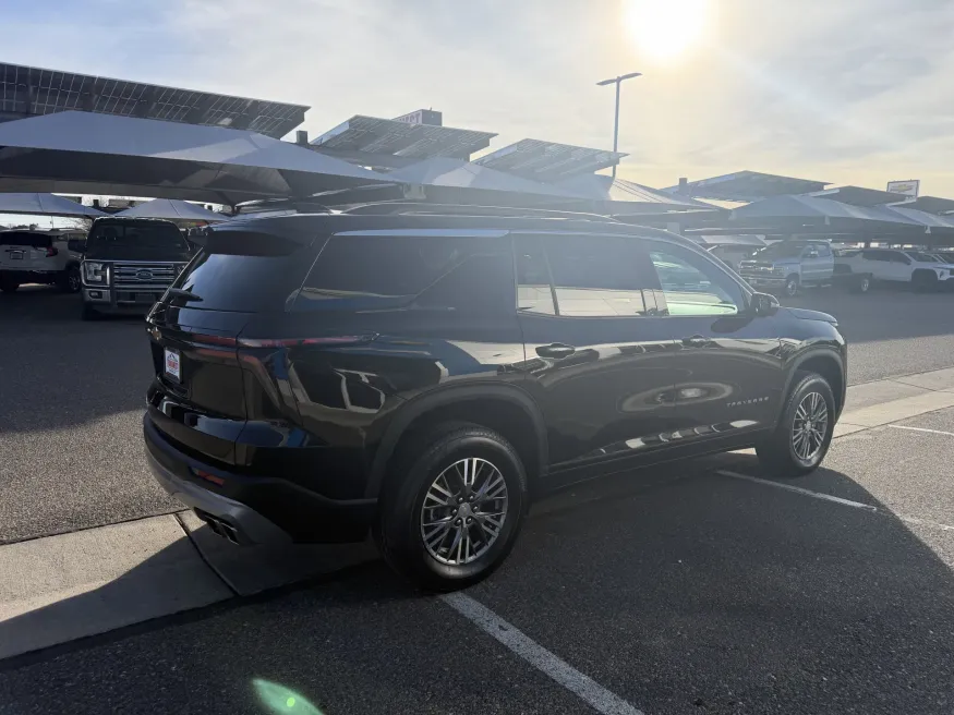 2025 Chevrolet Traverse AWD LT | Photo 4 of 22