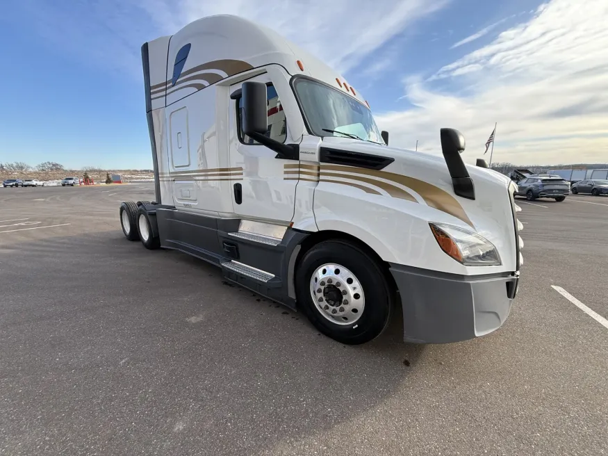 2022 Freightliner Cascadia | Photo 7 of 14