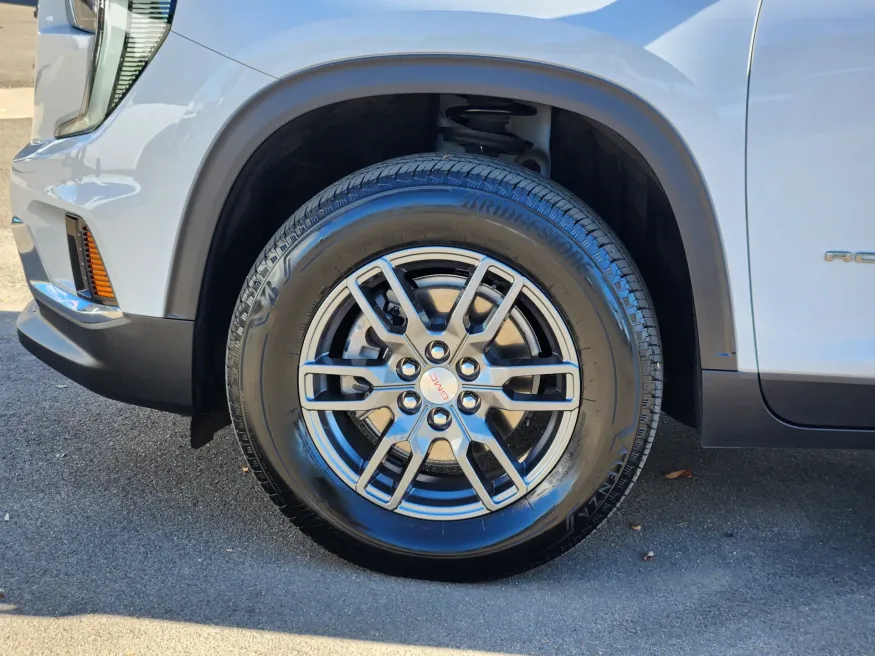 2025 GMC Acadia AWD Elevation | Photo 21 of 29