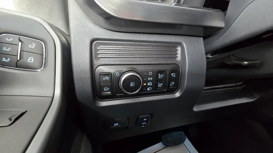 2026 Ford Super Duty F-250 | Photo 19 of 38