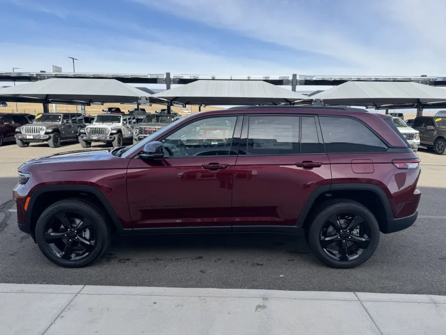 2025 Jeep Grand Cherokee Altitude X | Photo 4 of 16