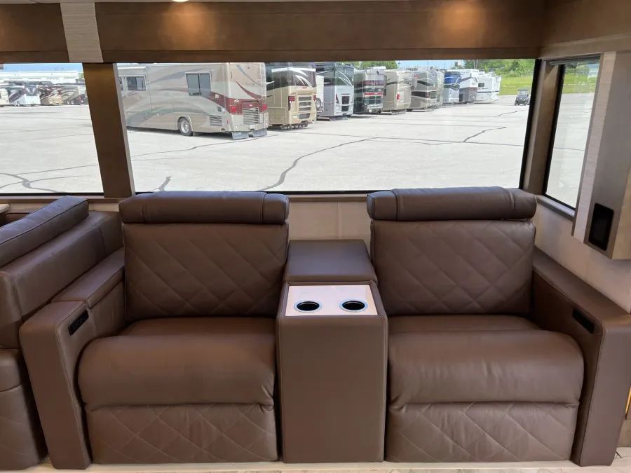 2027 Newmar Essex 4551 | Photo 12 of 39
