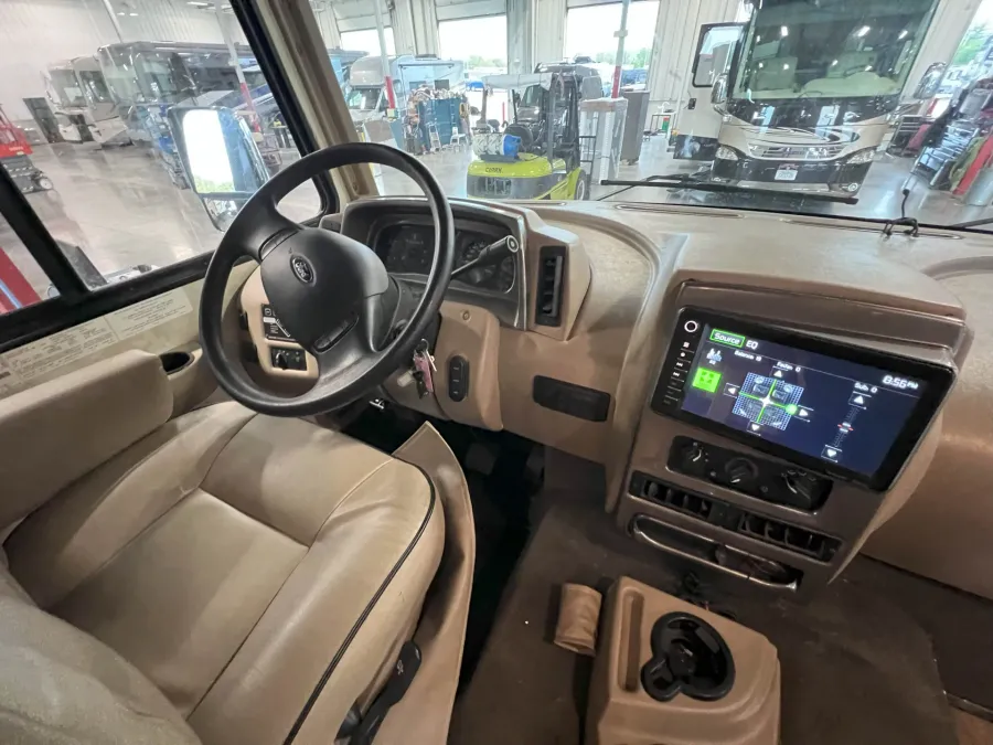 2019 Winnebago Sunstar LX 35F | Photo 9 of 20