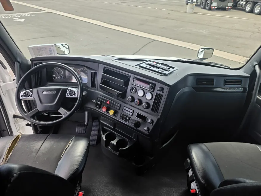 2023 Freightliner Cascadia 126 | Photo 17 of 22