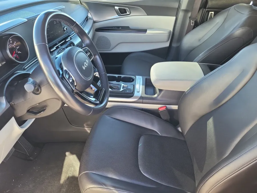 2024 Kia Carnival LX | Photo 8 of 22
