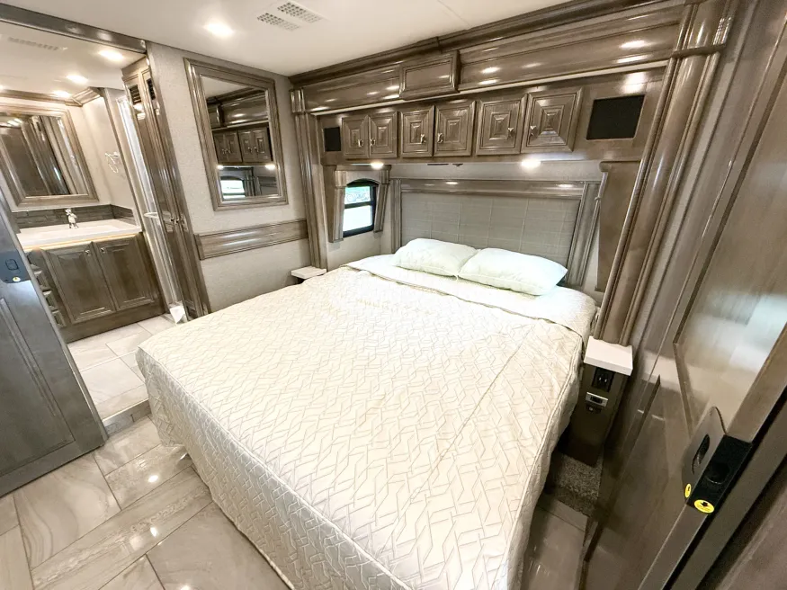 2019 Fleetwood Discovery 40M LXE | Photo 14 of 30