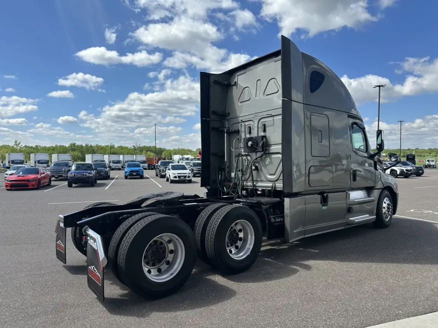 2020 Freightliner Cascadia | Photo 5 of 16