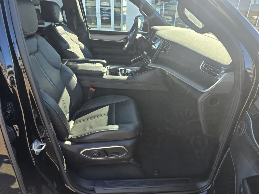 2025 Jeep Wagoneer L Base | Photo 24 of 34