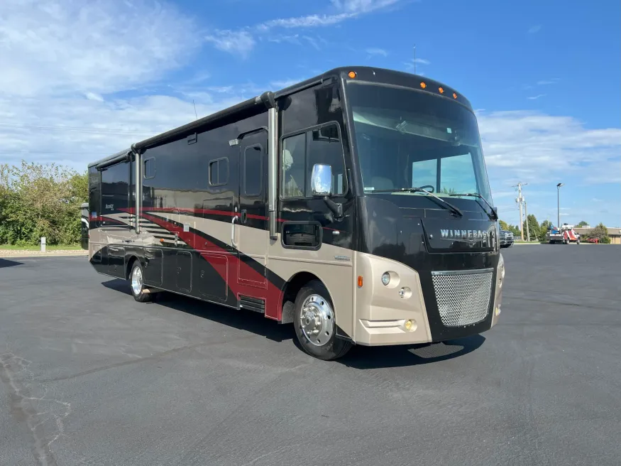 2019 Winnebago Sunstar LX 35F | Photo 7 of 20
