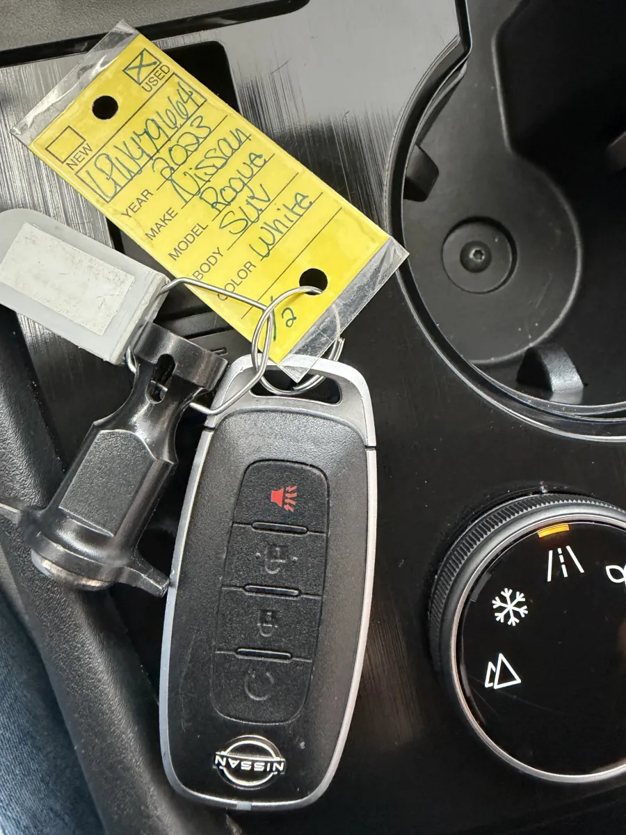 2023 Nissan Rogue SV | Photo 17 of 18