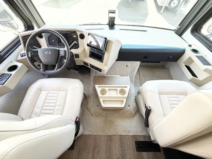 2027 Newmar Bay Star 3114 | Photo 9 of 27