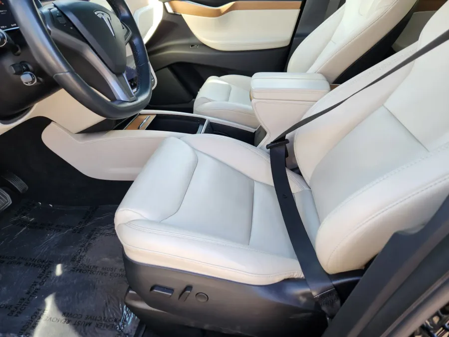 2021 Tesla Model X | Photo 7 of 31
