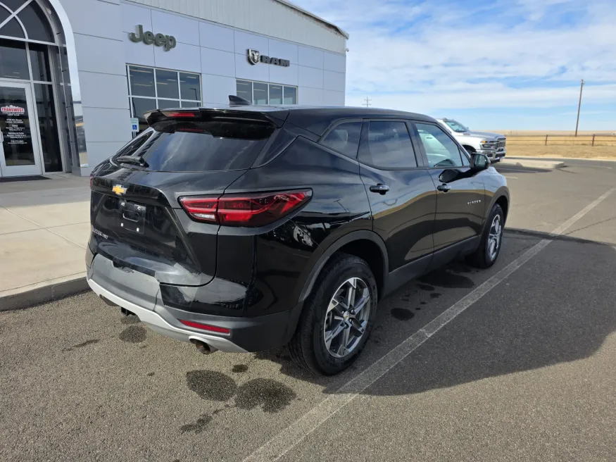 2025 Chevrolet Blazer LT | Photo 6 of 11