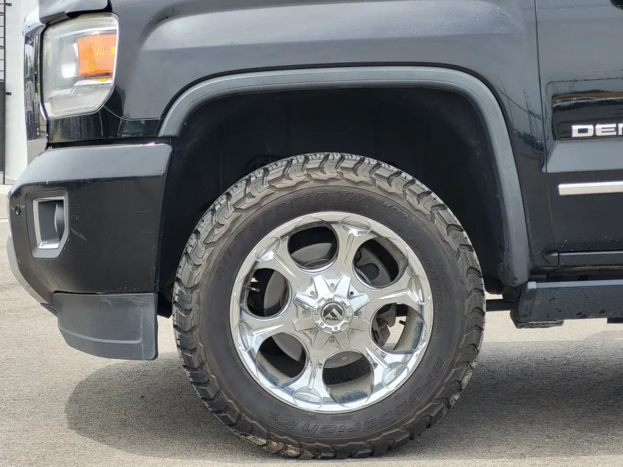 2015 GMC Sierra 2500HD Denali | Photo 8 of 24