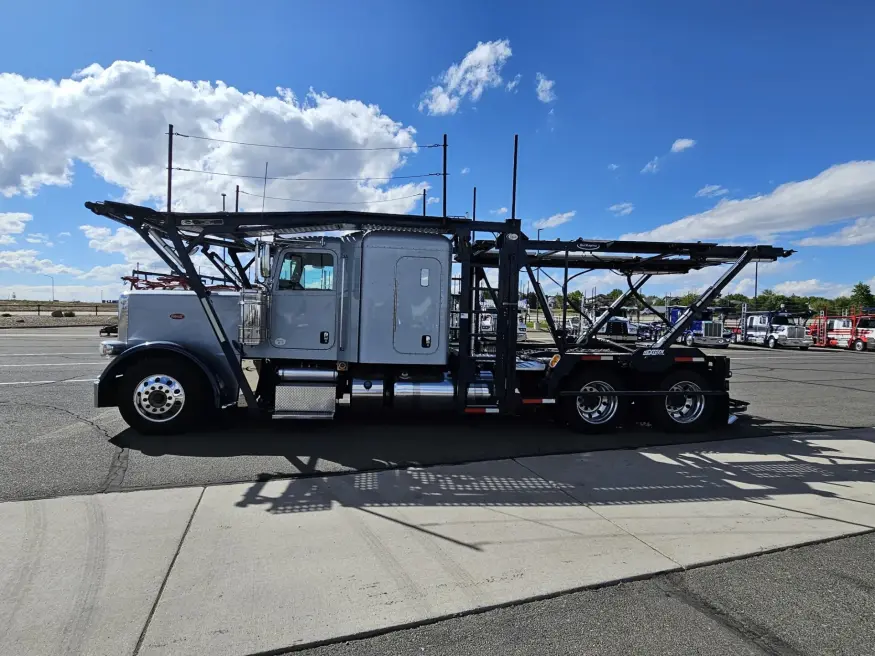 2017 Peterbilt 389 | Photo 9 of 26
