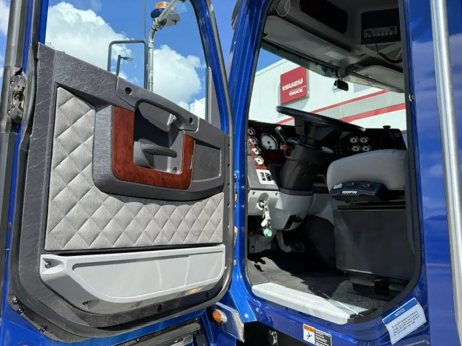 2023 Freightliner 122SD | Photo 12 of 18