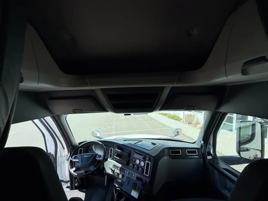 2023 Freightliner Cascadia | Photo 12 of 16