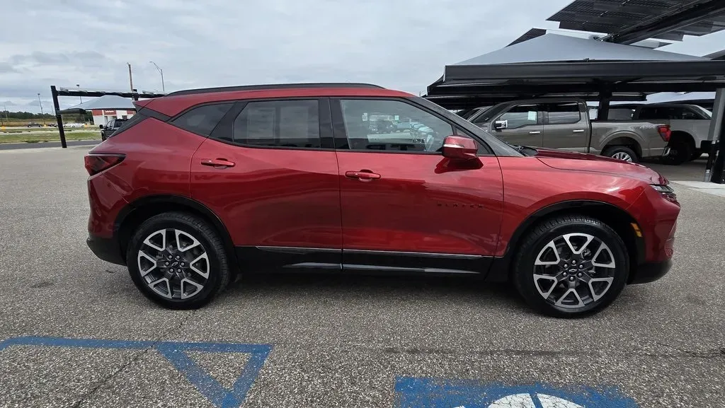 2023 Chevrolet Blazer | Photo 4 of 32