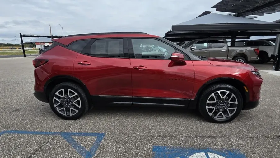 2023 Chevrolet Blazer | Photo 4 of 32