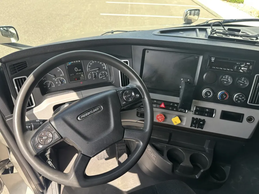 2020 Freightliner Cascadia | Photo 11 of 16