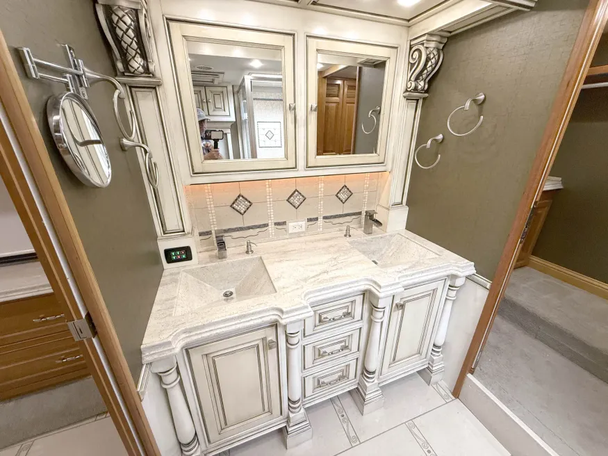 2013 Tiffin Zephyr | Photo 18 of 32