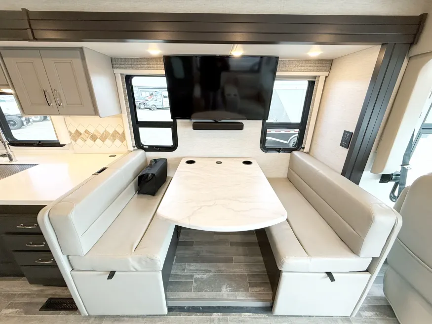 2025 Thor Palazzo GT 33.6 | Photo 9 of 30