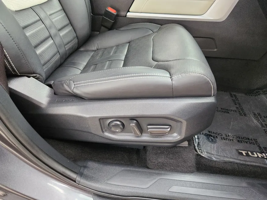 2024 Toyota Tundra 4WD Capstone Hybrid | Photo 18 of 30