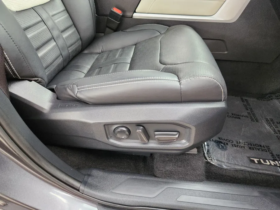 2024 Toyota Tundra 4WD Capstone Hybrid | Photo 18 of 30