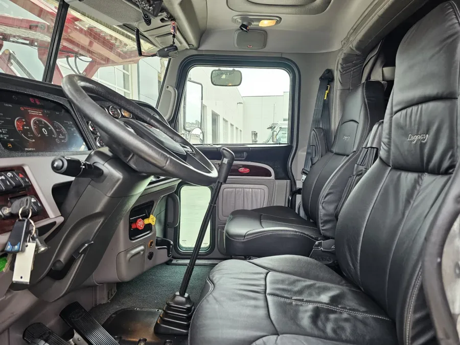2023 Peterbilt 389 | Photo 16 of 21