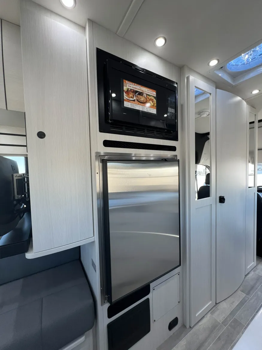 2026 Pleasure-way Ontour 2.2 AWD | Photo 18 of 18