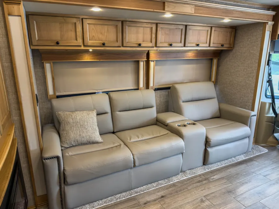 2023 Tiffin Allegro Red 33AA | Photo 14 of 25