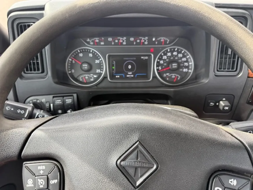 2018 International LT | Photo 8 of 11