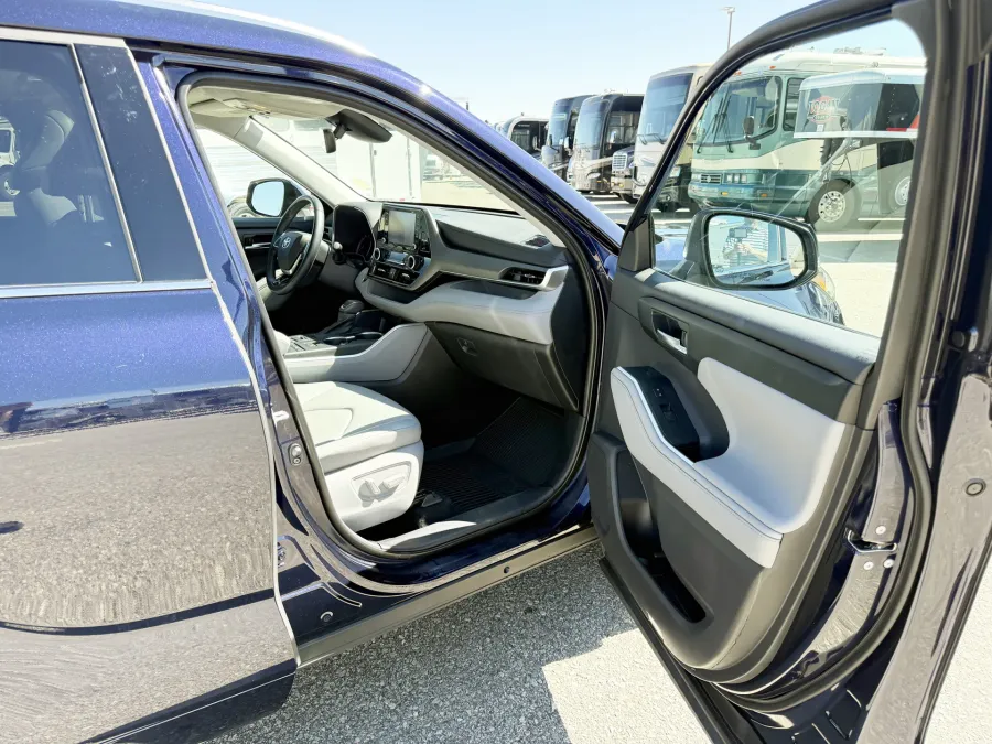 2021 Toyota Highlander XLE | Photo 19 of 22