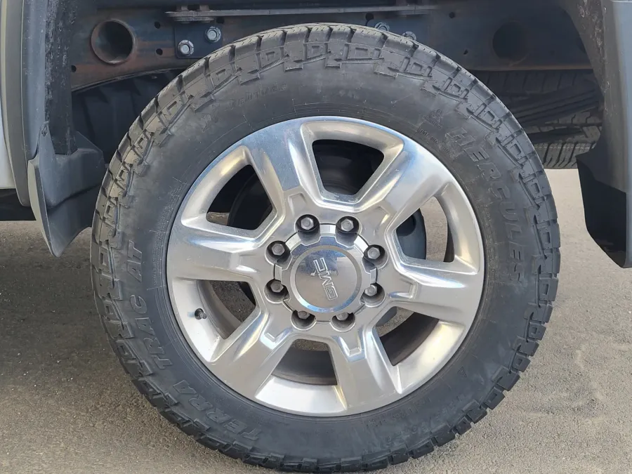 2019 GMC Sierra 2500HD SLT | Photo 4 of 5