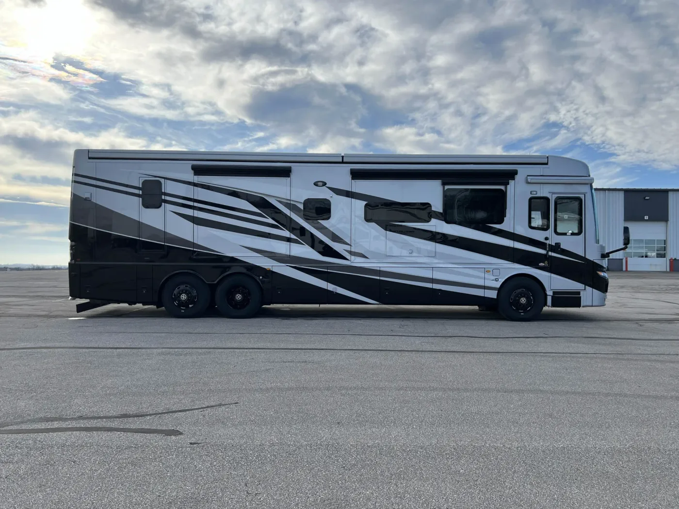 2026 Newmar Mountain Aire 4118 | Photo 4 of 44