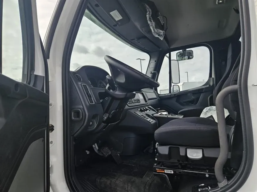 2025 Freightliner M2 106 | Photo 9 of 17