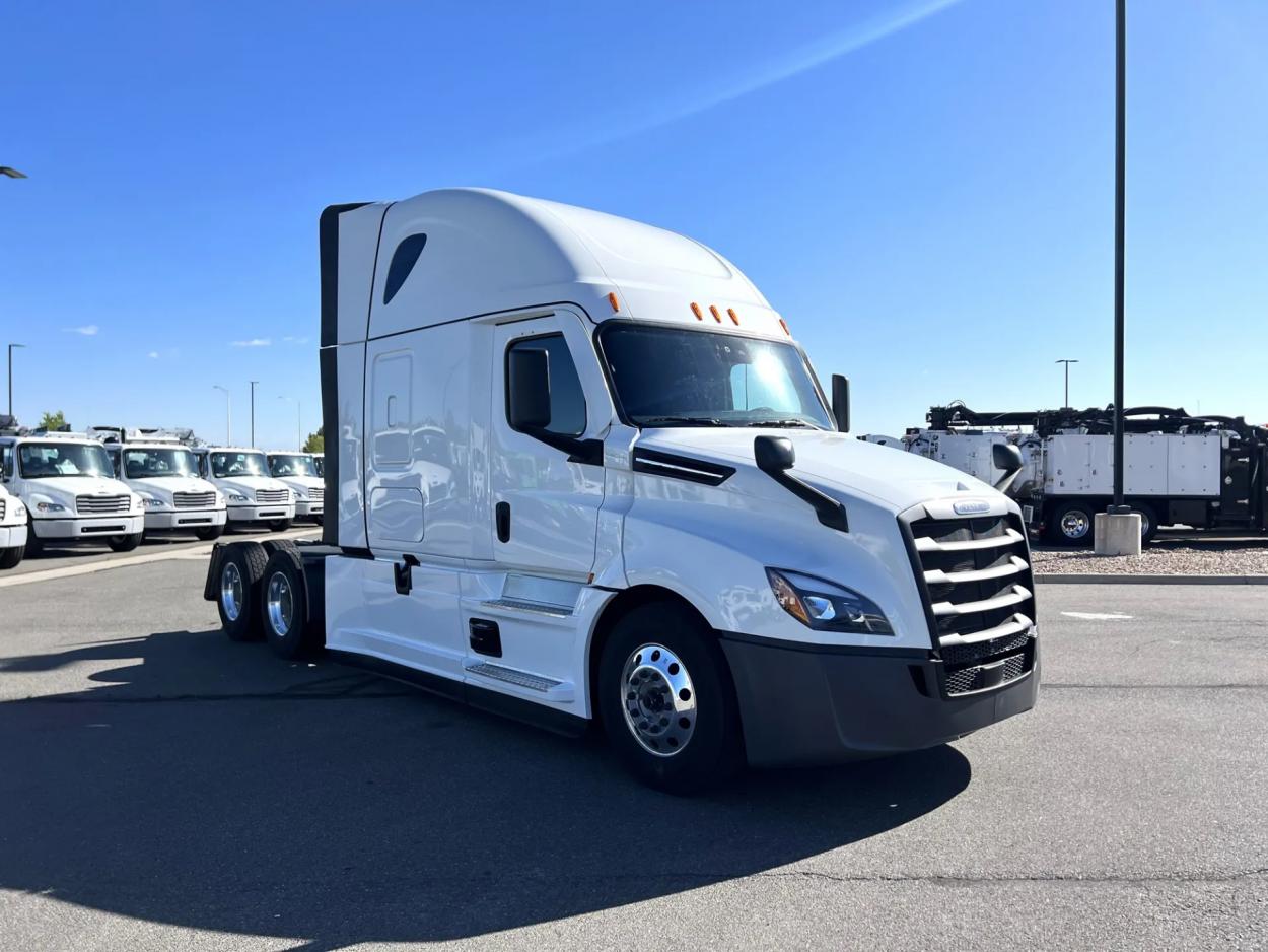 2024 Freightliner Cascadia 126 | Photo 3 of 21