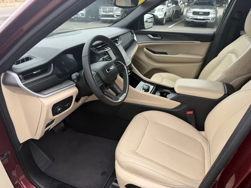 2024 Jeep Grand Cherokee L Limited | Photo 16 of 23