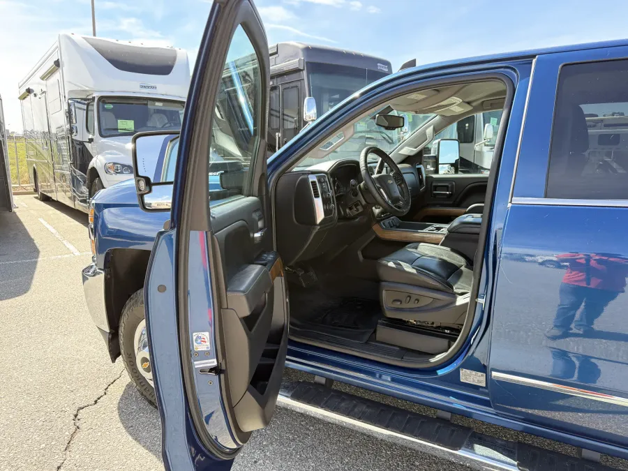 2016 Chevrolet Silverado 3500 LTZ | Photo 4 of 22