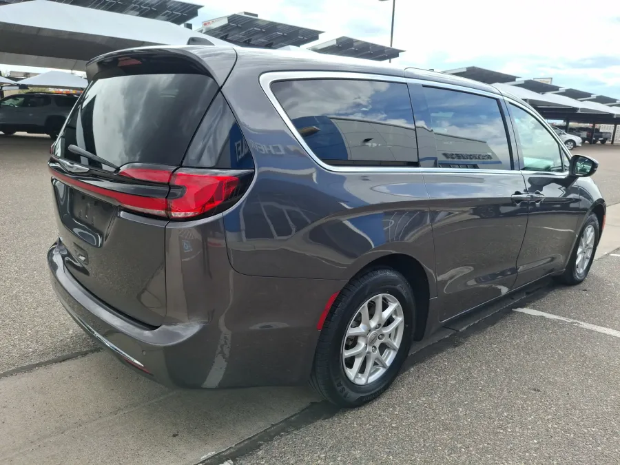2023 Chrysler Pacifica Touring L | Photo 4 of 23