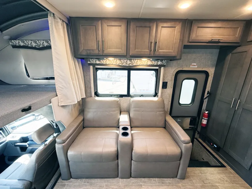 2021 Thor Omni XG32 | Photo 9 of 26