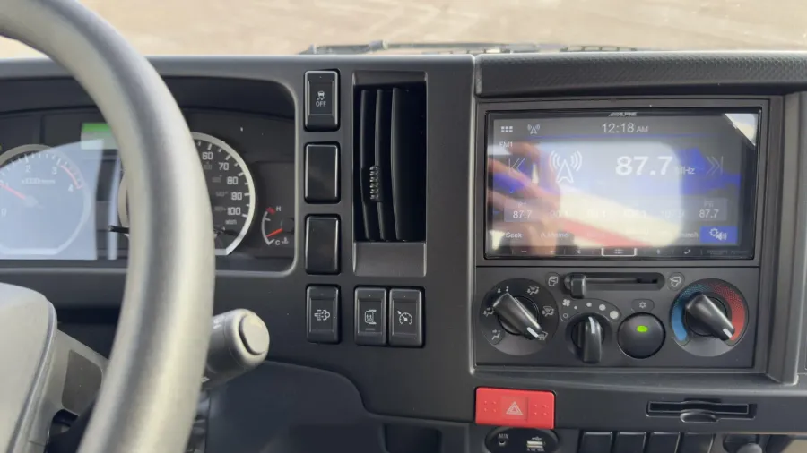 2024 Isuzu NRR | Photo 13 of 17