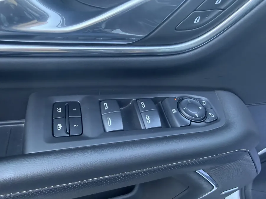 2024 GMC Yukon XL SLT | Photo 15 of 20