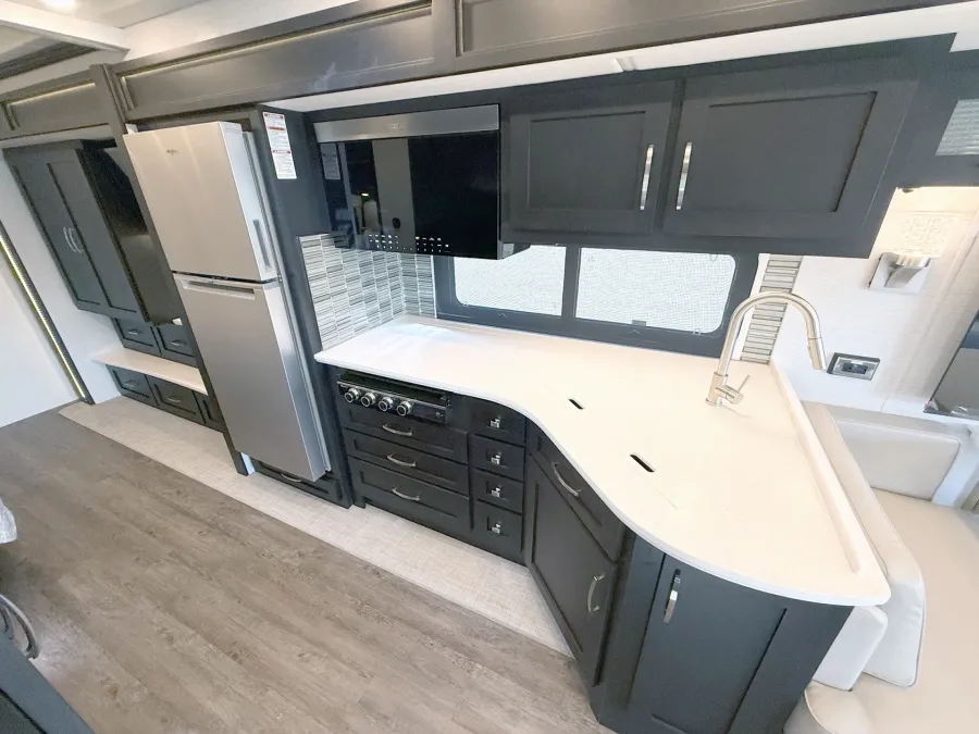 2027 Newmar Canyon Star 3947 | Photo 11 of 32