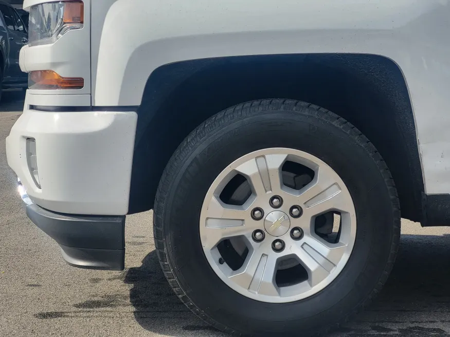 2017 Chevrolet Silverado 1500 LT | Photo 8 of 23