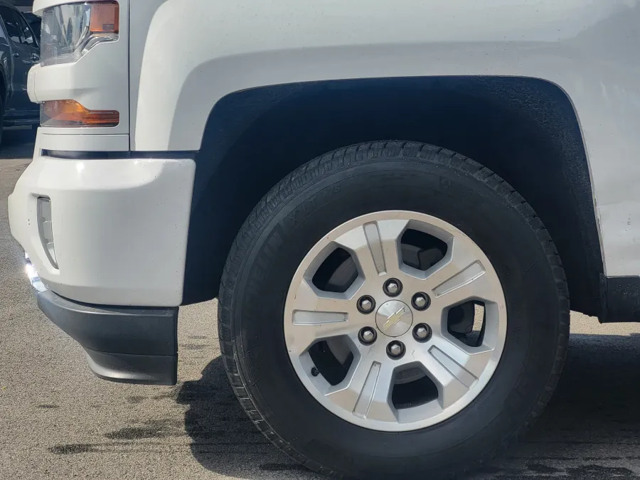 2017 Chevrolet Silverado 1500 LT | Photo 8 of 23
