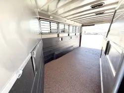 2026 Logan Coach Riot 4HGN | Thumbnail Photo 12 of 19